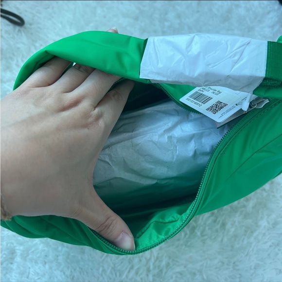 Lululemon green punch mini shoulder bag new with tags - Picture 3 of 4